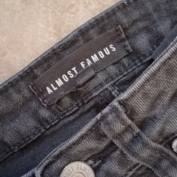 Almost Famous Ripped Jeans. Size 1 - Picture 6 of 6
